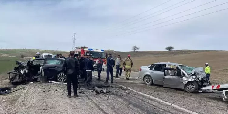 İki otomobil çarpıştı: 6 ölü, 3 yaralı