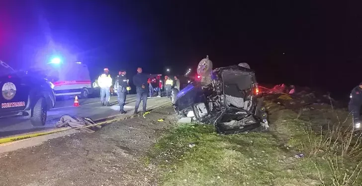 Hafif ticari araç takla attı: 3 ölü, 2 yaralı