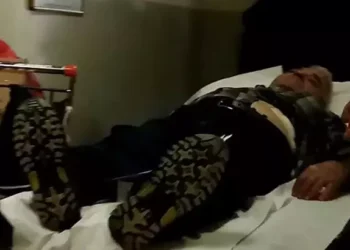 Doktora götürmek isteyen babasını bıçaklayıp, kaçtı