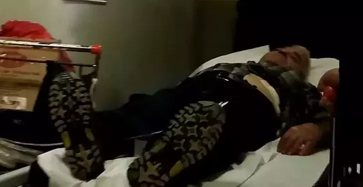 Doktora götürmek isteyen babasını bıçaklayıp, kaçtı